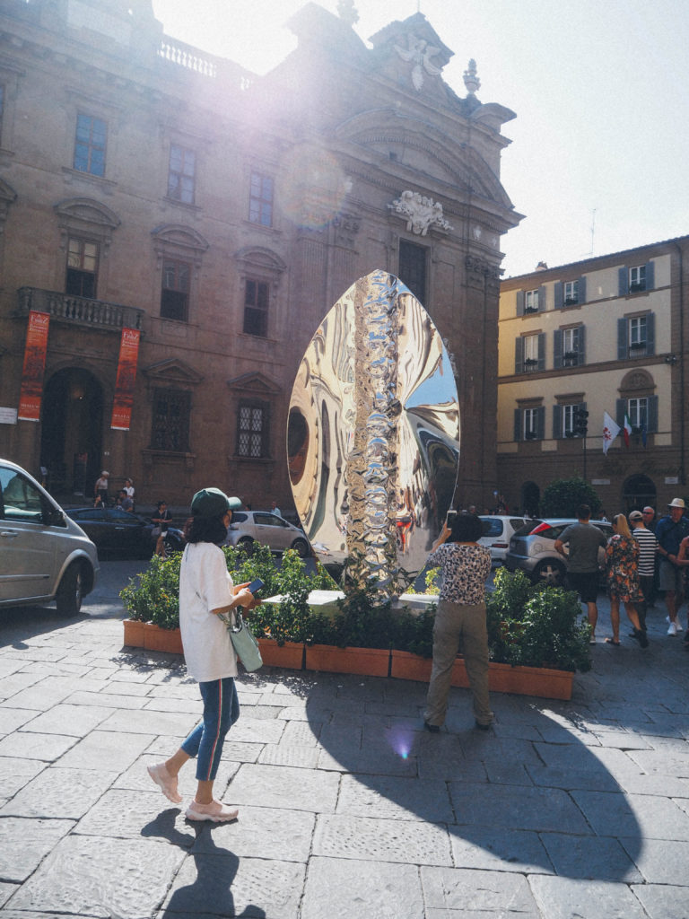 A spaceship materialises in the centre of Florence...